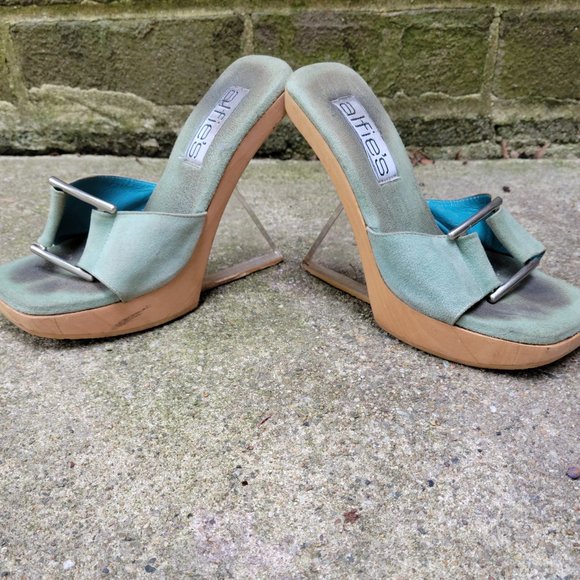 Hot Heels - Picture 7 of 7